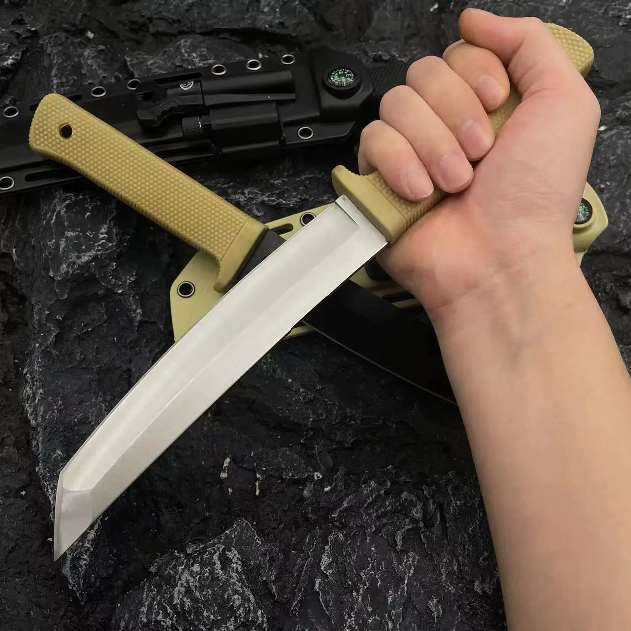 Outdoor camping must have a straight knife used for fishing,